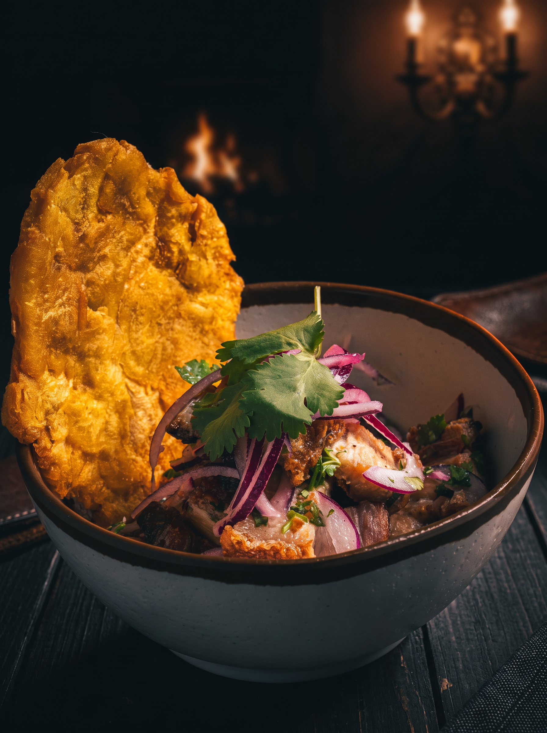 Bowl de chicharrón con cebolla morada y tostón