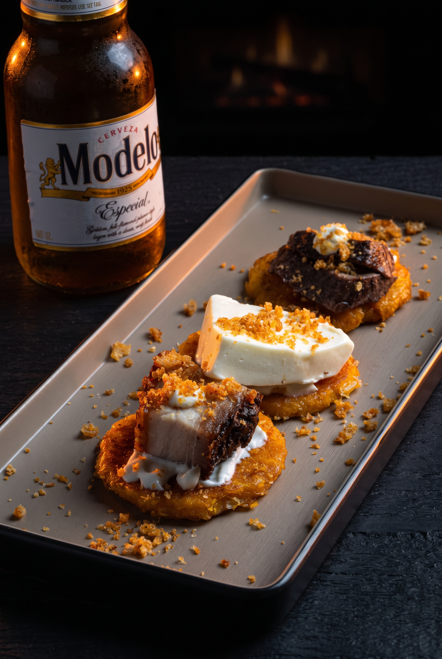 Tostones con pork belly, queso y carne a la brasa